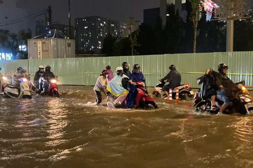 TPHCM mưa 'tối trời', đường biến thành sông, người dân vật vã về nhà giờ tan tầm