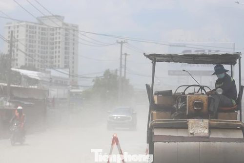 Đường cao hơn nhà một mét, người dân Quốc lộ 13 'kêu trời'
