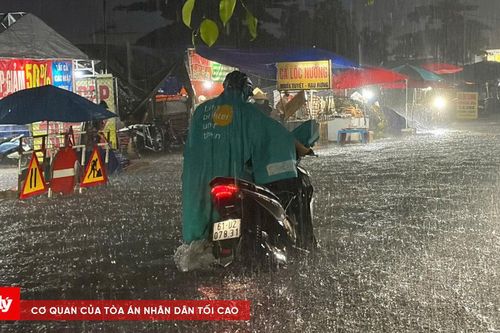 TP.HCM mưa nhiều giờ, xe cộ chết máy, đường thành sông