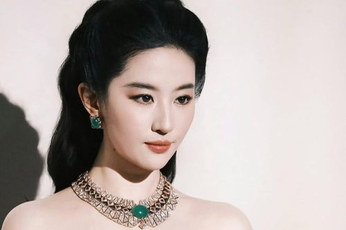Lưu Diệc Phi cắt hình Hồ Ngọc Hà khỏi ảnh chụp chung: Không chỉ là ồn ào showbiz Việt