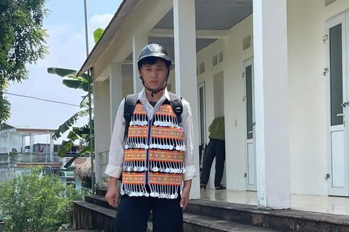 Từ đỉnh Hin Phăng xuống núi tìm chữ, cậu bé người Mông gặp người cha thứ hai