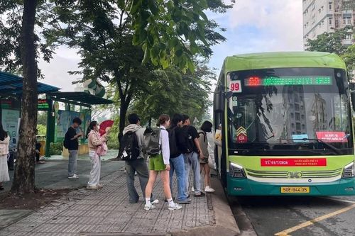 Bất ngờ hình ảnh trạm xe buýt ĐHQG TPHCM sau một ngày 'nghẹt thở'