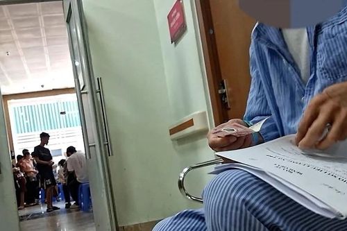 Bệnh viện E nói gì về thông tin người bệnh ung thư kẹp tiền để được xạ trị?