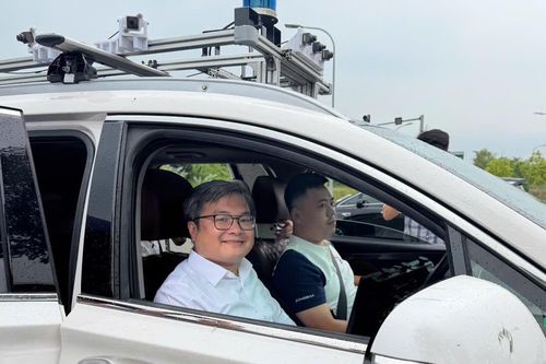 Phó Chủ tịch Hà Nội đi ô tô tự lái thử nghiệm ở khu công nghệ cao Hòa Lạc