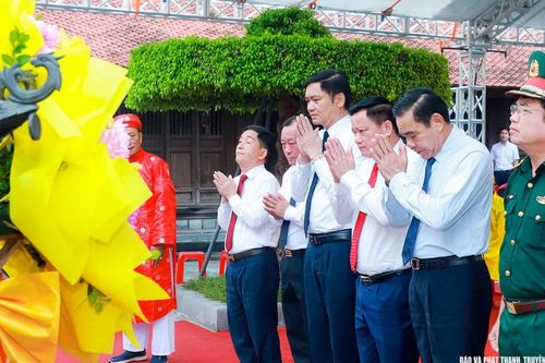 Lãnh đạo tỉnh Nghệ An dâng hoa, dâng hương tưởng niệm Hoàng đế Quang Trung