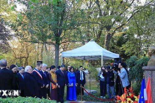 Tổng Bí thư, Chủ tịch nước Tô Lâm dâng hoa tại Tượng Chủ tịch Hồ Chí Minh ở Montreuil