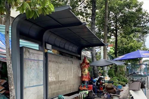 Đề nghị công an xử lý hành vi vẽ bậy tại các nhà chờ xe buýt