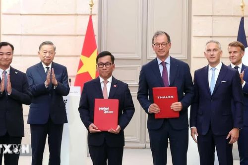 Tổng Bí thư, Chủ tịch nước Tô Lâm và Tổng thống Pháp chứng kiến trao văn kiện hợp tác giữa hai nước