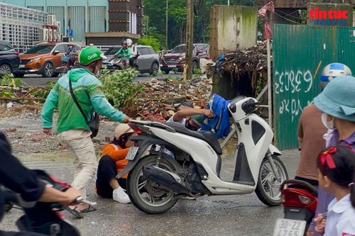 Rào chắn tuyến đường nối Đỗ Đức Dục - Mễ Trì, người dân chật vật tìm lối đi
