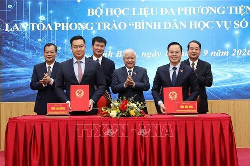 Chuyển giao Bộ học liệu đa phương tiện 'Bình dân học vụ số - Quốc hội số'