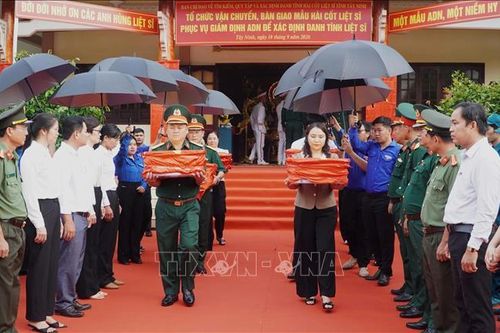 Bàn giao các mẫu sinh phẩm - thêm niềm hi vọng cho thân nhân liệt sĩ