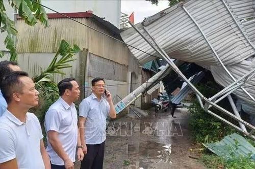 Khẩn trương khắc phục thiệt hại do giông lốc tại xã Lạc Đạo (Hưng Yên)