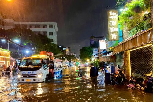 TP Hồ Chí Minh: Mưa lớn gây ngập tại nhiều khu vực