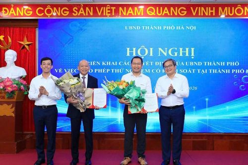 Hà Nội trao quyết định sandbox cho hai doanh nghiệp thí điểm xe tự hành và chế tạo đất hiếm