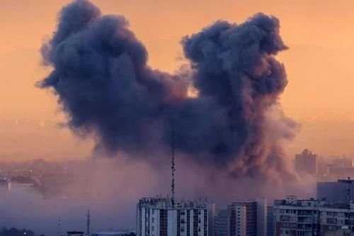 Lộ hình ảnh tên lửa Iran dội đạn chùm xuống căn cứ Mỹ, cường kích A-10 cụt cánh, 8 F-15 hư hại