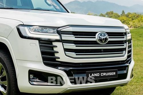 Toyota Land Cruiser 300 HEV về Việt Nam có giá từ 4,71 tỷ đồng