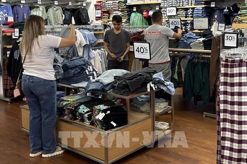 Doanh nghiệp bán lẻ Mỹ dùng tiền hoàn thuế quan để giảm giá