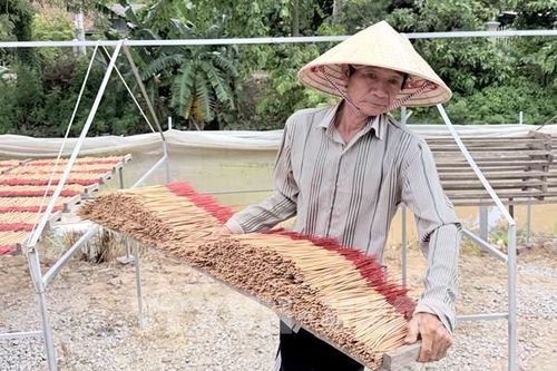 Sắc màu làng nghề làm nhang truyền thống trên quê hương Bác Tôn