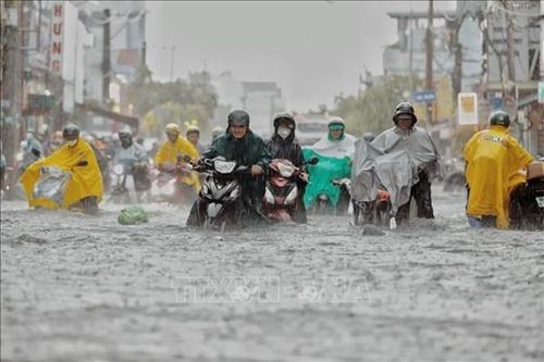 Mưa lớn đúng giờ tan tầm, nhiều tuyến đường TP. Hồ Chí Minh ngập, ùn ứ