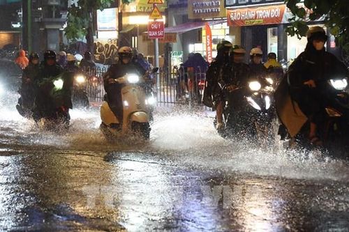 Mưa lớn đúng giờ tan tầm, nhiều tuyến đường TP. Hồ Chí Minh ngập, ùn ứ