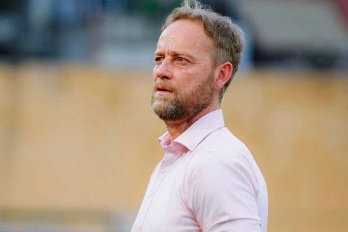 Văn Hậu nhận thẻ đỏ, Polking vẫn cao tay thắng trận kinh điển V.League