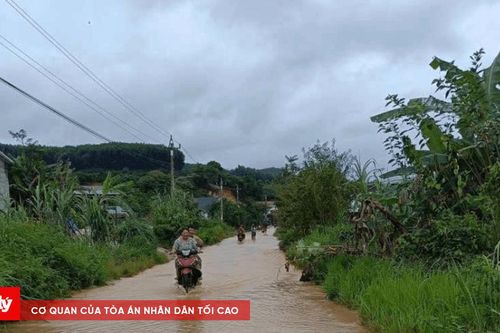 Khoảng 1.000 học sinh ở Tà Đùng tạm nghỉ học do đường ngập