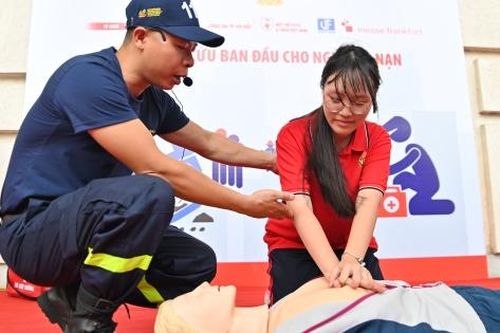 Khi học sinh “làm lính cứu hỏa” tại Triển lãm PCCC và CNCH 2026