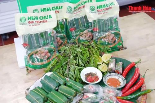 Làm món “nem trộn xoài” từ nem chua Hoa Thông
