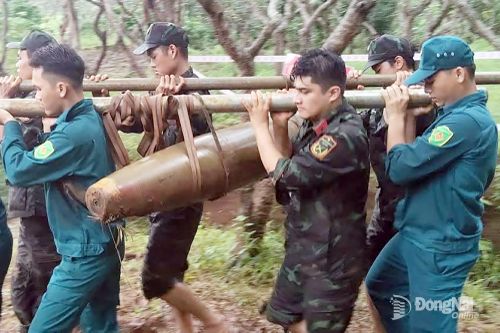 Di dời, xử lý an toàn quả bom nặng 300kg tại thôn 2, xã Bom Bo