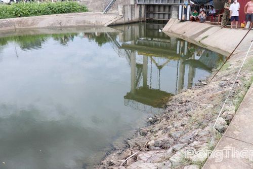 Điều tra nguyên nhân người đàn ông tử vong dưới cống Kênh Ngang