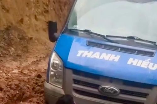 Công an xã Đak Rong hỗ trợ ô tô vượt đèo sạt lở chở bé trai đi cấp cứu