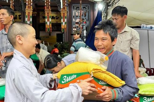 Chùa Bửu Châu trao 400 suất quà cho người dân khó khăn phường Thống Nhất