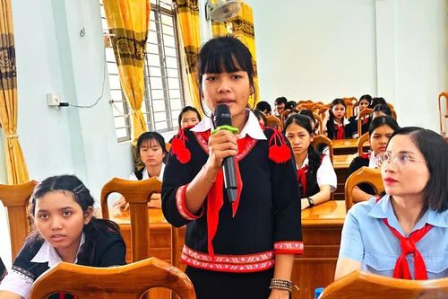 Lãnh đạo xã Kông Chro gặp mặt, đối thoại với học sinh