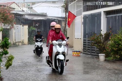 Dự báo mưa lớn trên đất liền, gió mạnh trên biển