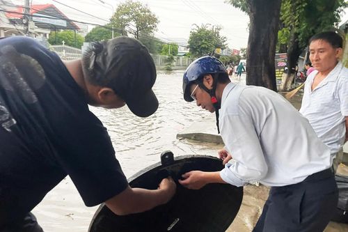 Mưa lớn làm ngập cục bộ một số tuyến đường ở phường Ba Ngòi
