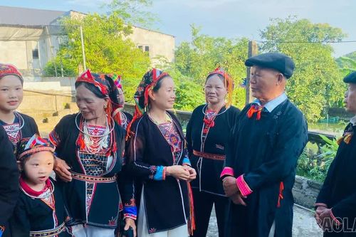 Nối dài câu hát giao duyên của người Dao quần trắng