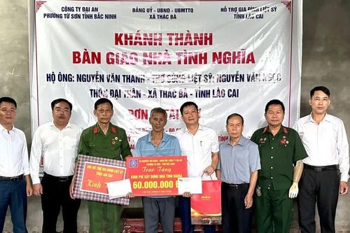 Trao kinh phí hỗ trợ làm nhà cho thân nhân liệt sĩ