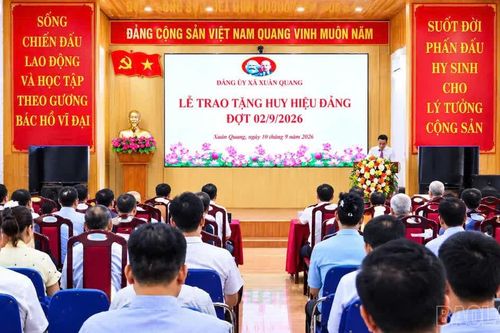 Lào Cai: Các địa phương tổ chức trao tặng Huy hiệu Đảng đợt 2/9