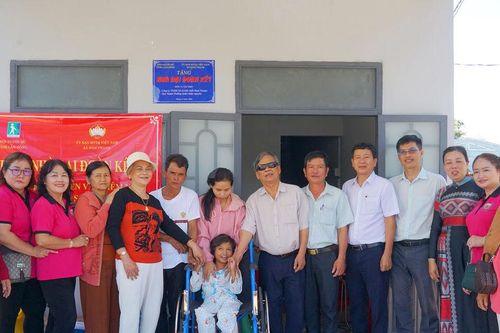 Mái nhà mới của cô bé người Rai
