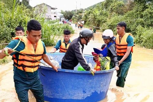 Đường ngập sâu, học sinh xã Tà Đùng tạm thời nghỉ học