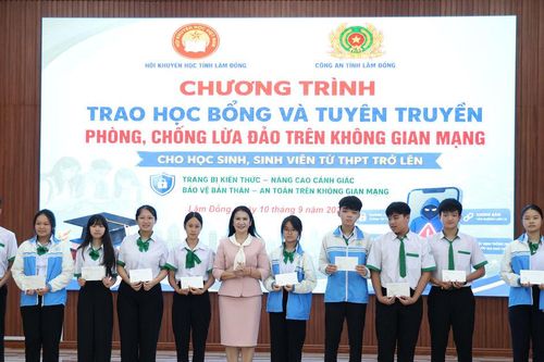 Trao học bổng, tiếp sức học sinh khu vực phía Tây Lâm Đồng