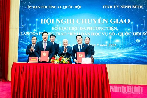 Chuyển giao “Bộ học liệu đa phương tiện”, lan toả phong trào “Bình dân học vụ số - Quốc hội số” tại tỉnh Ninh Bình