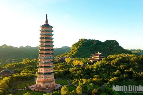 Chiêm ngưỡng tuyệt tác bảo tháp cao nhất châu Á tại quần thể chùa Bái Đính