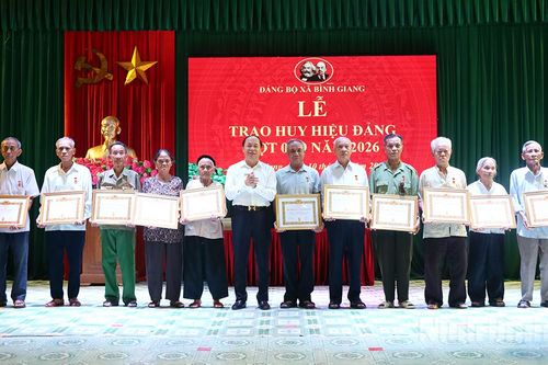 Đảng ủy xã Bình Giang tổ chức Lễ trao tặng Huy hiệu Đảng đợt 2/9/2026