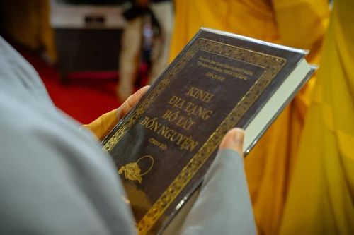 Tụng kinh Địa Tạng có bị... vong theo?