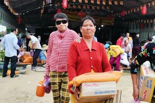 Lâm Đồng: Chùa Liên Hoa trao 100 phần quà đến người khiếm thị