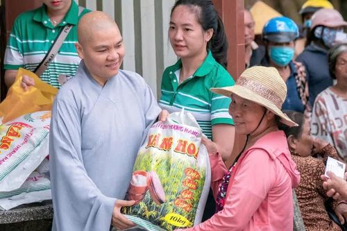 Chùa Hải Vân (TP.HCM) trao 700 túi gạo yêu thương đến các gia đình khó khăn