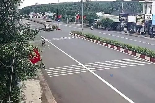 Cắt đầu xe tải để sang đường, xe máy bị ủi đi một đoạn dài