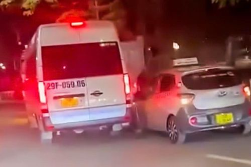 Hai ô tô lạng lách, chèn ép nhau ở Hà Nội: Xác minh dấu hiệu gây rối trật tự công cộng