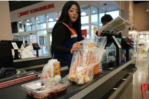Doanh nghiệp Mỹ dùng tiền hoàn thuế quan để giảm giá, kích cầu